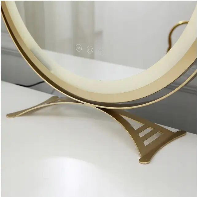 Sminkebord i loft-stil, detaljert nærbilde av rund LED-speil med gullramme og synlige touch-knapper.