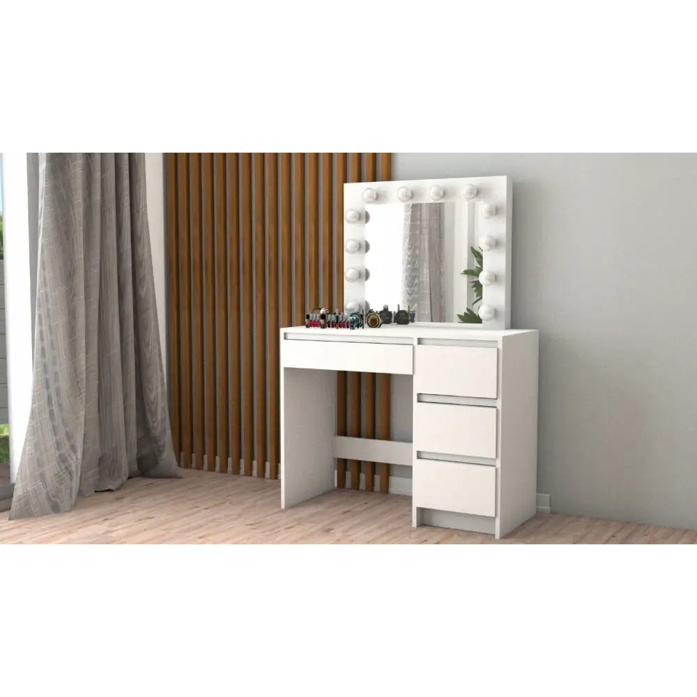 Sminkebord Iza med fire skuffer, stort speil med LED-pærer og sminkeprodukter på hvit bordplate.