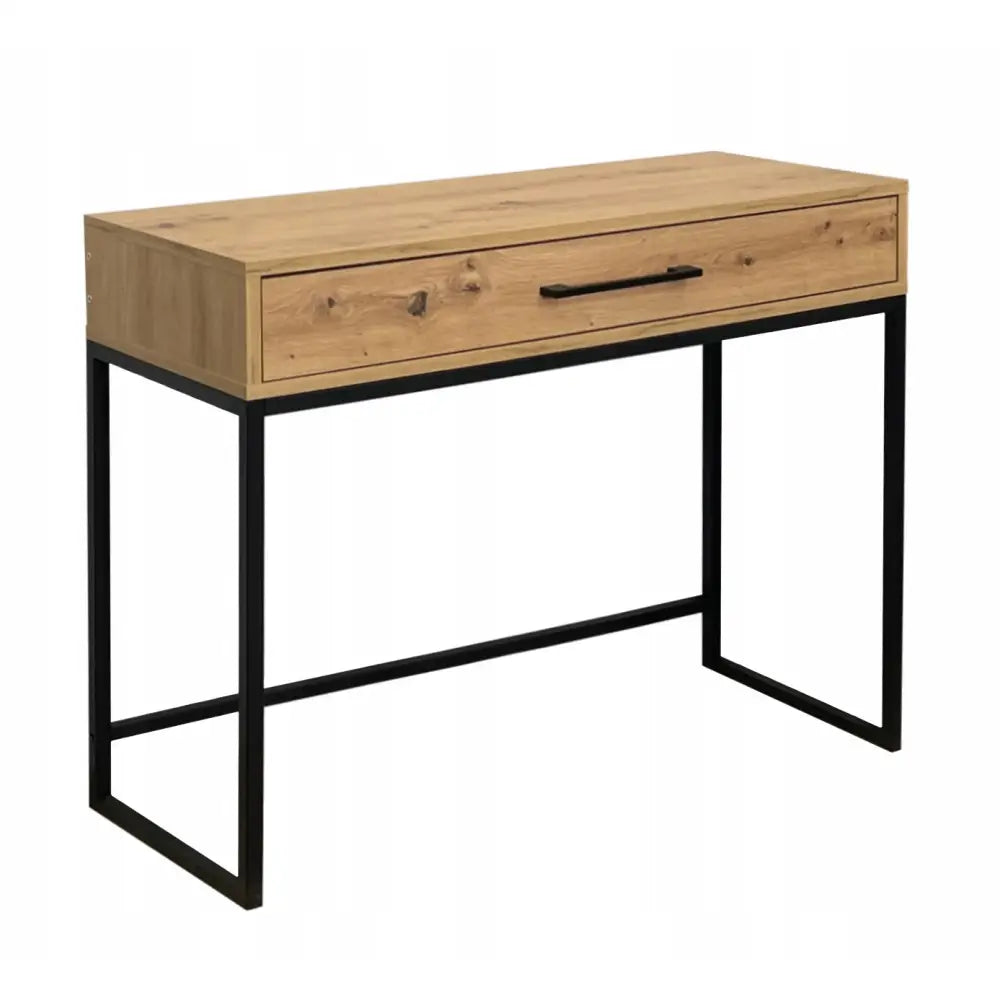 Sminkebord i eik uten speil, sett forfra i vinkel med stor skuff, svart understell og synlig trestruktur.