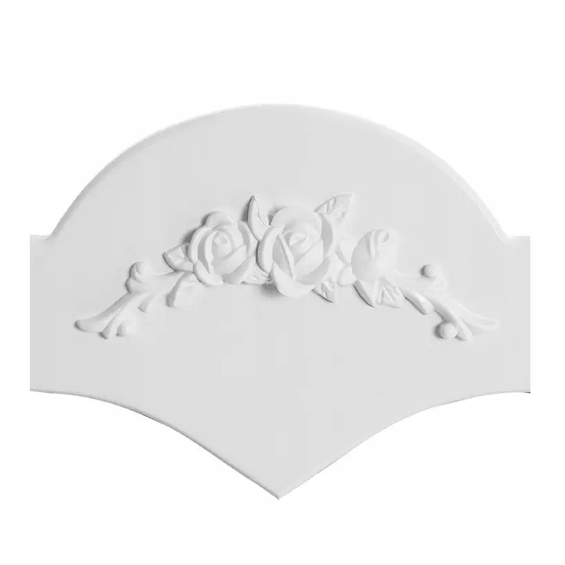 Sminkebordets buede tredetalj med utskårne roser og blader, matt hvit finish og klassisk eleganse.
