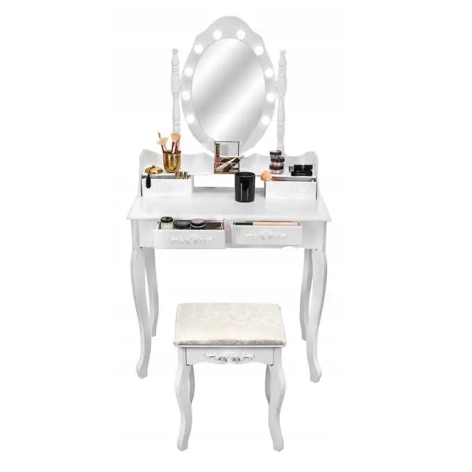 Sminkebord med LED-speil i hvitt, ovalt speil med lys, tilbehør og rosa polstret krakk, frontvisning.