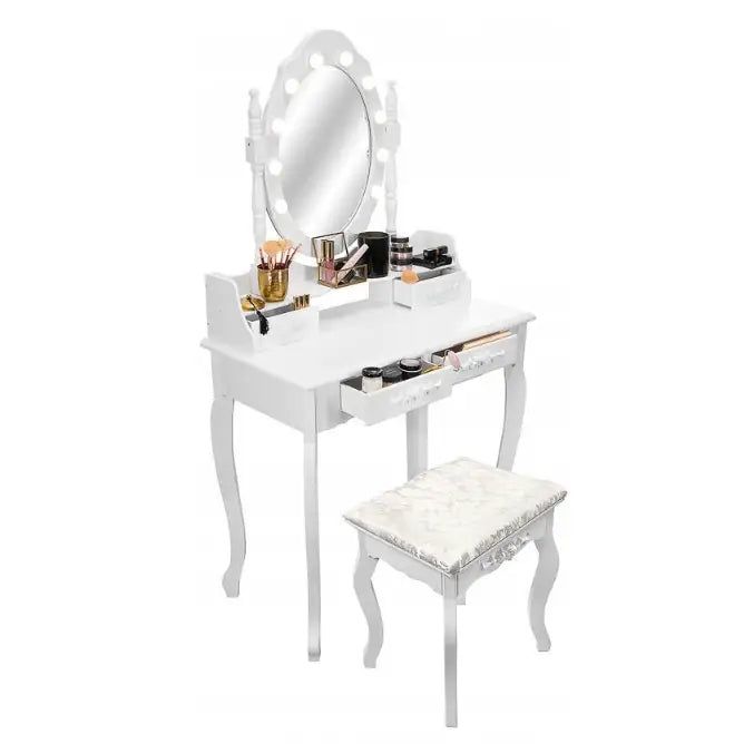 Sminkebord med LED-speil i hvitt, skrå forfra, åpen skuff med sminke og rosafarget krakk med mønster.