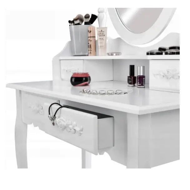 Sminkebord med LED-speil, hvit finish, åpen skuff og kosmetikkprodukter arrangert på bordplate.
