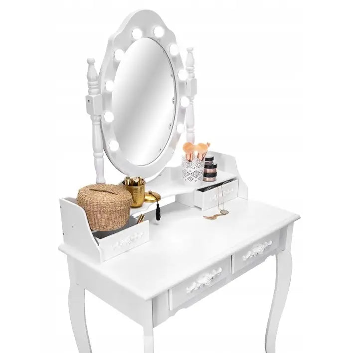 Sminkebord med LED-speil i hvitt, ovalt speil med lyspærer, sminkeutstyr og små oppbevaringsbokser.