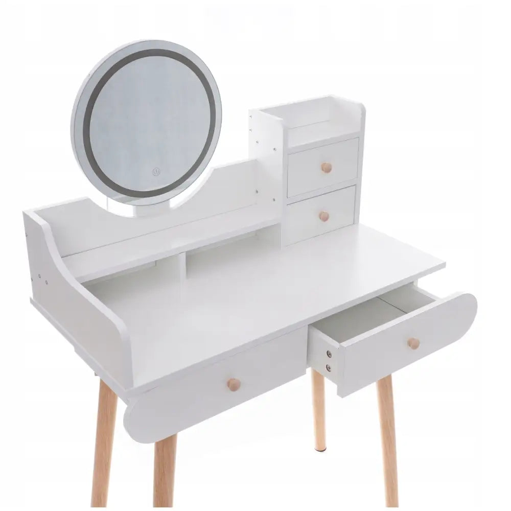 Sminkebord med LED-speil Scandi 05, hvit finish, skråvisning som fremhever åpne hyller og trehåndtak.