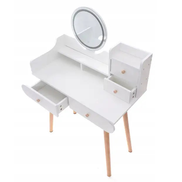 Sminkebord med LED-speil, skrå overblikk som viser åpne skuffer og rundt speil bak på bordplaten.