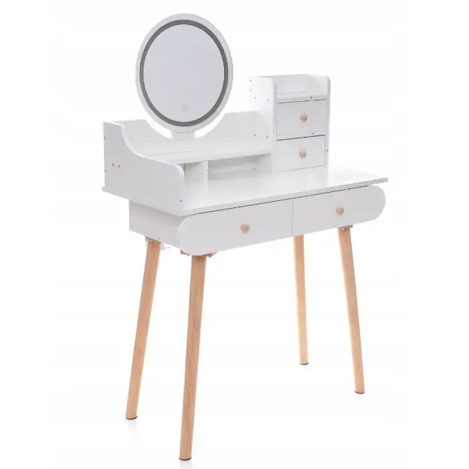 Sminkebord med LED-speil, hvit finish, runde trebent, skrå vinkel som viser skuffer og åpne hyller.