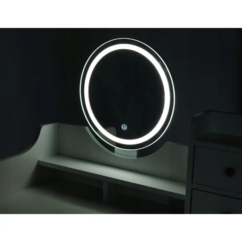 Sminkebord med LED-speil Scandi 05, rundt speil med lysramme og touchknapp, belyst i mørkt rom.