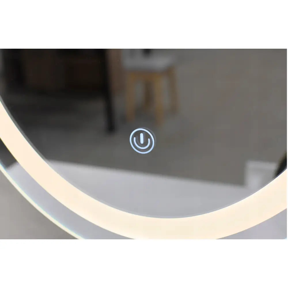 Sminkebord med LED-speil, nærbilde av opplyst rund speilflate og touch-knapp for LED-belysning.