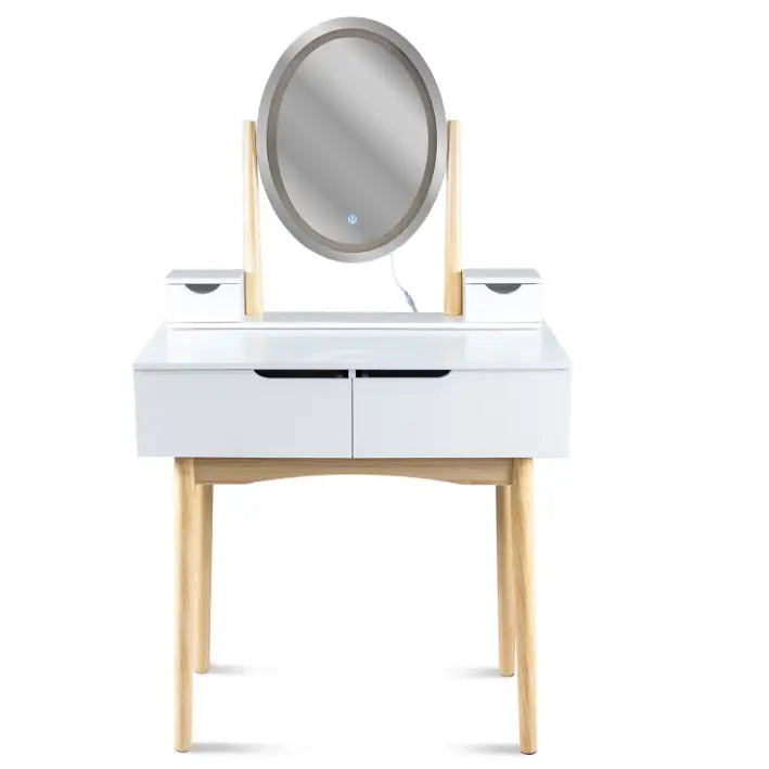 Sminkebord med LED-speil, hvit bordplate og skuffer, lyse trebente ben, frontvisning mot hvit bakgrunn.