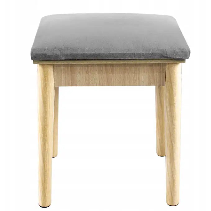 Krakk i skandinavisk stil, lyst treverk og grått polstret sete, sett forfra mot hvit bakgrunn.