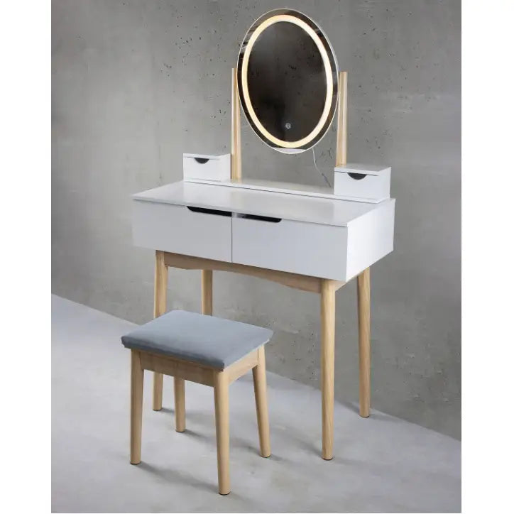 Sminkebord med LED-speil, to skuffer og lyse treben, sett forfra med grå polstret krakk.