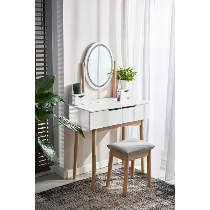 Sminkebord med LED-speil i skandinavisk stil, hvit overflate, ovalt speil og polstret krakk sett skrått.