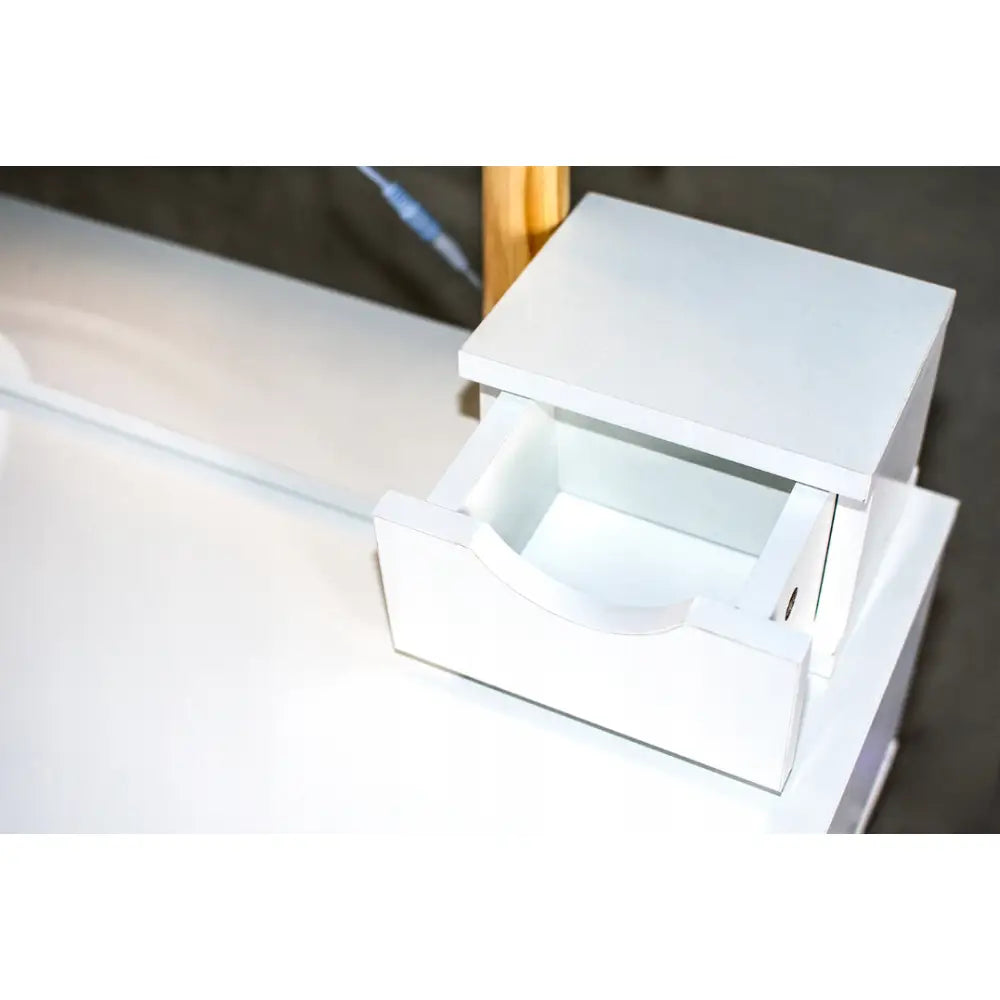 Sminkebord med LED-speil, nærbilde av hvit miniskuff i tre med avrundet utskjæring og delvis åpen front.