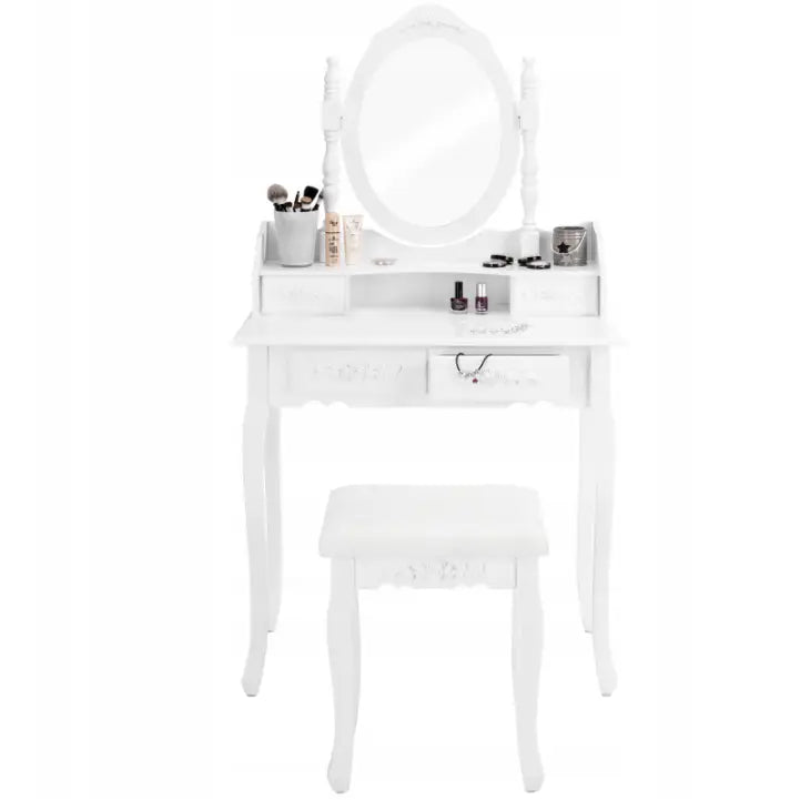 Sminkebord med ovalt speil og hvit krakk, sett forfra, med sminkeartikler på bordplaten og dreide detaljer.