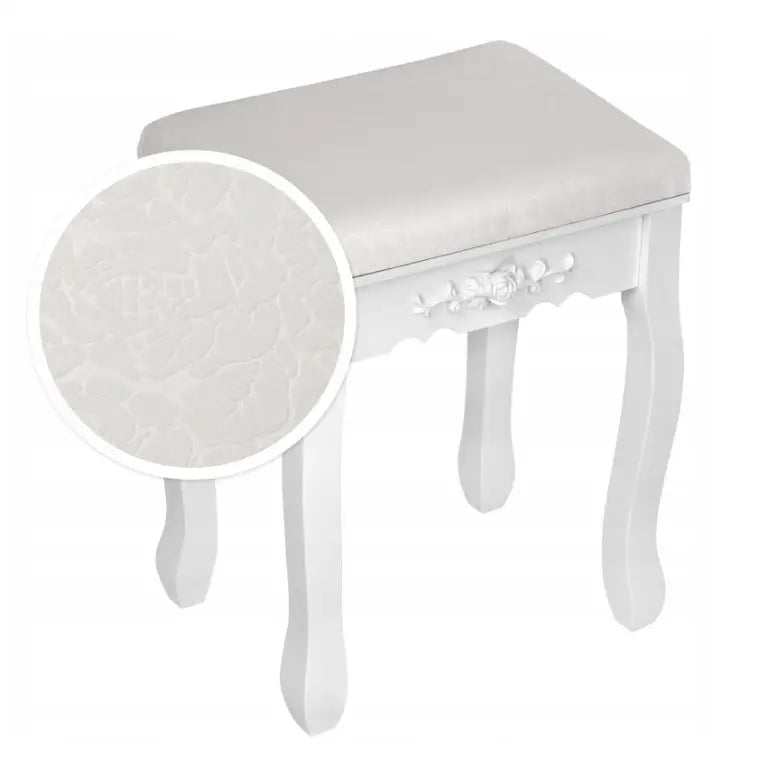 Sminkebordkrakk i hvitt med polstret lyst sete, utskårne blomster og nærbilde av stoffets tekstur.