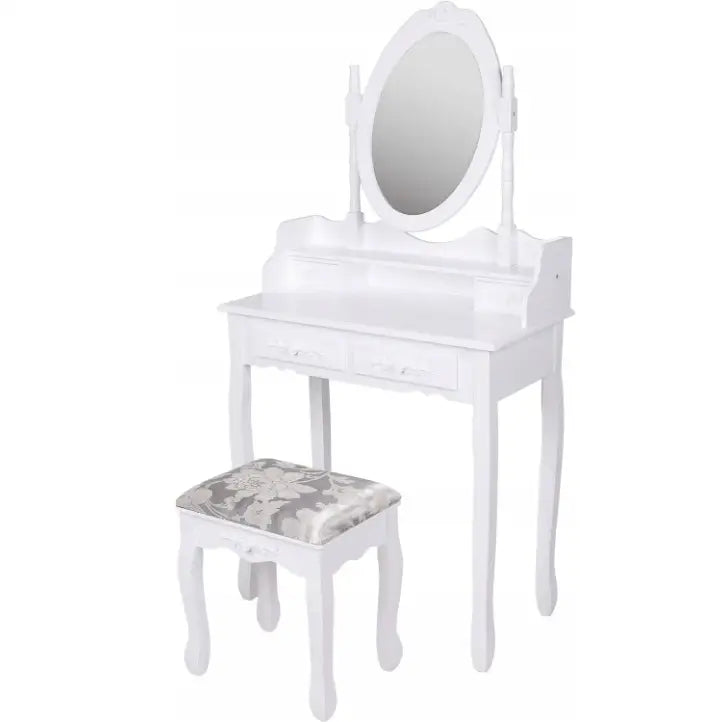 Sminkebord med speil og krakk, hvit finish, buede ben og to skuffer, sett forfra mot lys bakgrunn.