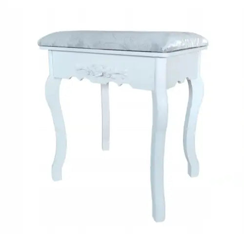 Sminkebord med speil og krakk, skrå vinkel som fremhever buede ben og utskårne detaljer på den hvite fronten.