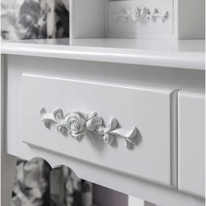 Sminkebord, detaljert nærbilde av hvit treskuff med utskårne blomster og blank finish for elegant uttrykk.