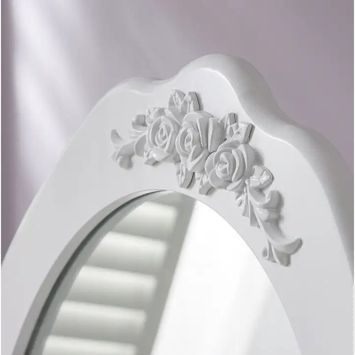 Sminkebord med speil, nærbilde av hvit ramme med utskårne rosemønstre og blank, elegant finish.