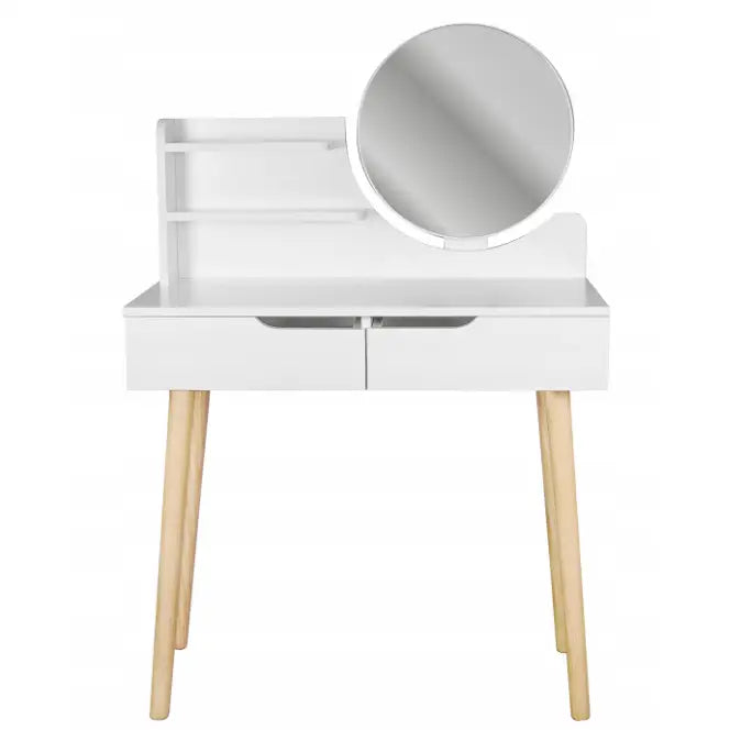 Sminkebord med speil i hvitt, to skuffer, åpne hyller og lyse trebena sett rett forfra.