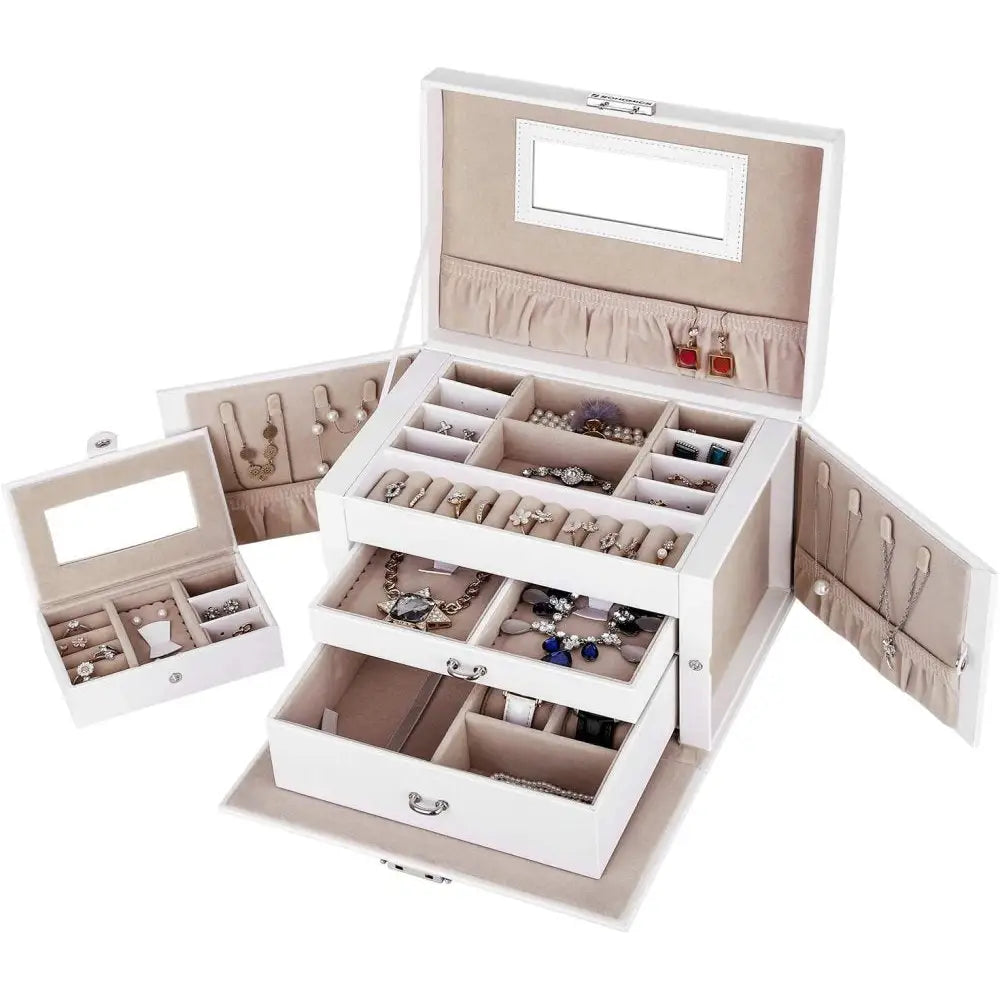 Smykkeskrin i hvitt skinn med to åpne skuffer, speil i lokket og lysebeige innside med smykkekroker.