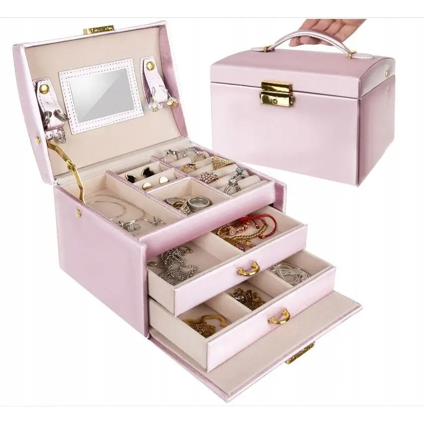 Lys rosa smykkeskrin i skinnimitasjon med speil, flere rom, gullfargede detaljer og bærehåndtak.