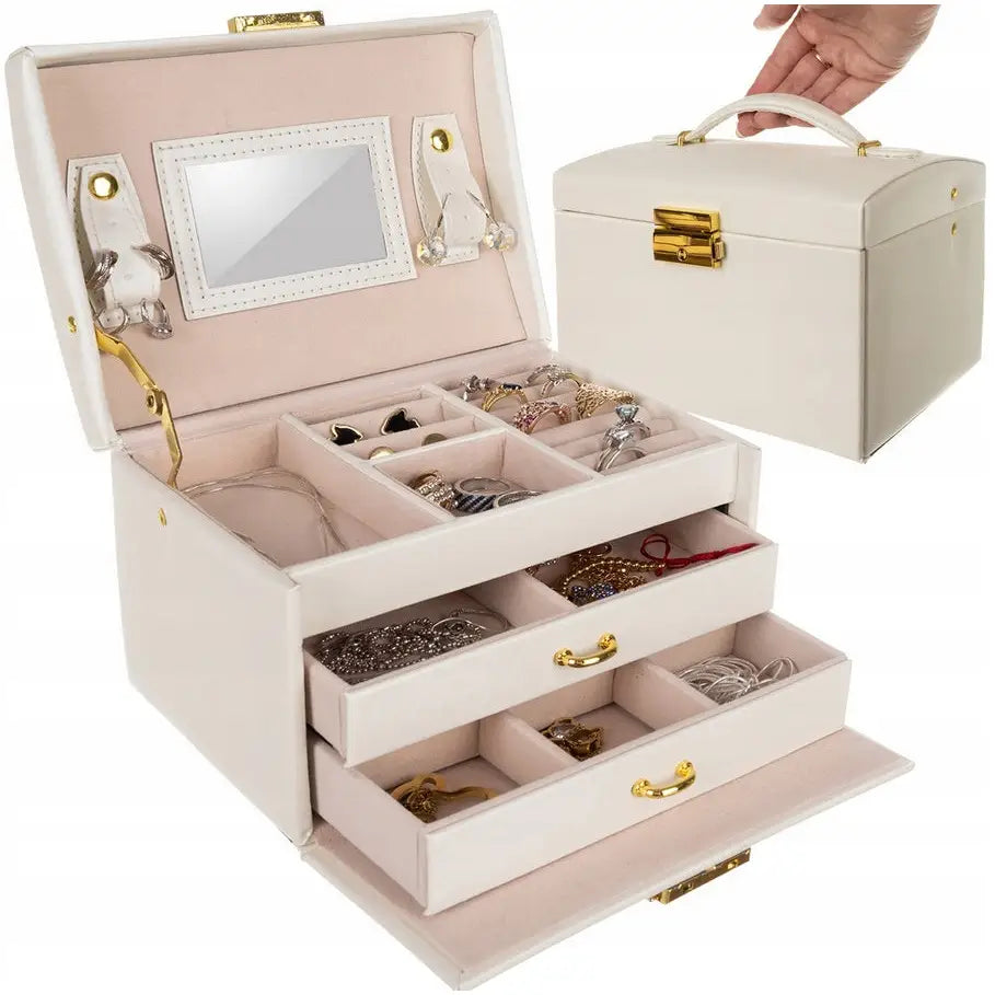 Smykkeskrin i lyst skinnimitasjon, åpent med synlige rom, speil, gullfargede detaljer og bærehåndtak.