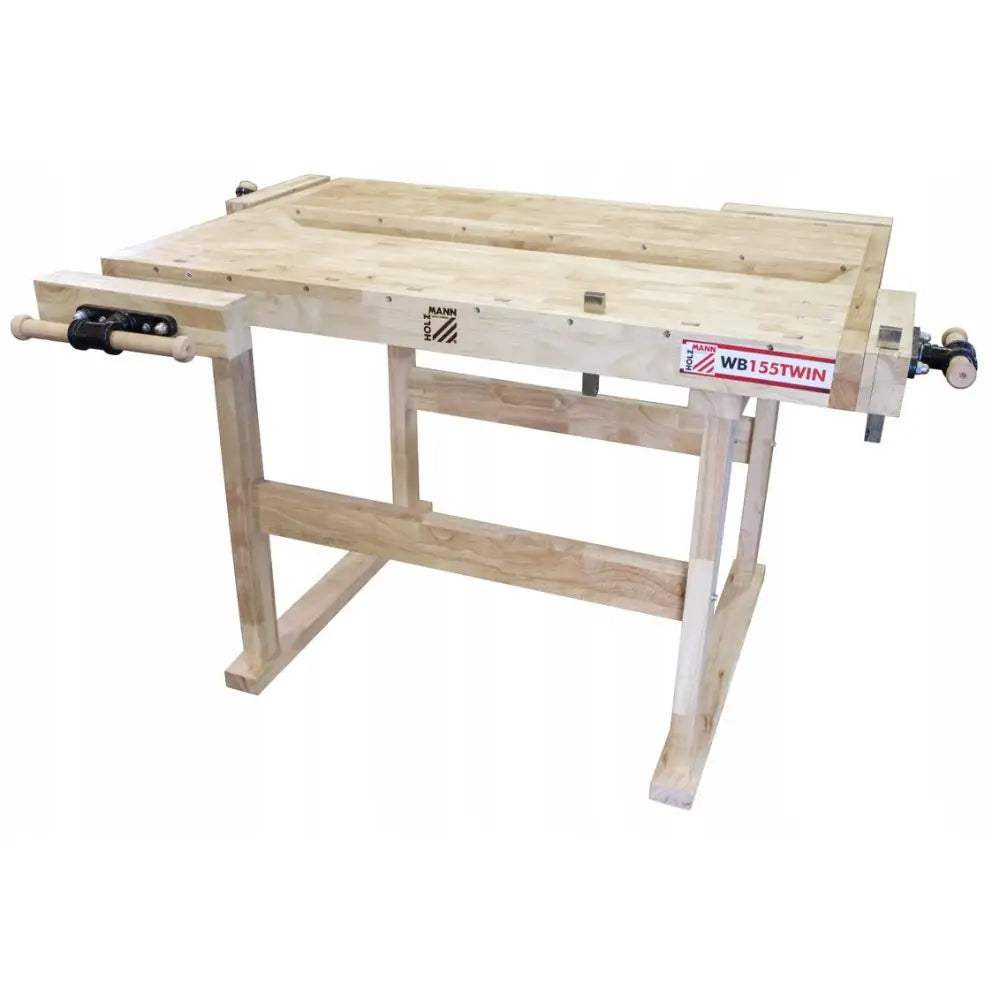 Snekkerbenk dobbel arbeidsstasjon i lyst tre, sett skrått forfra med to skrustikker og robust ramme.