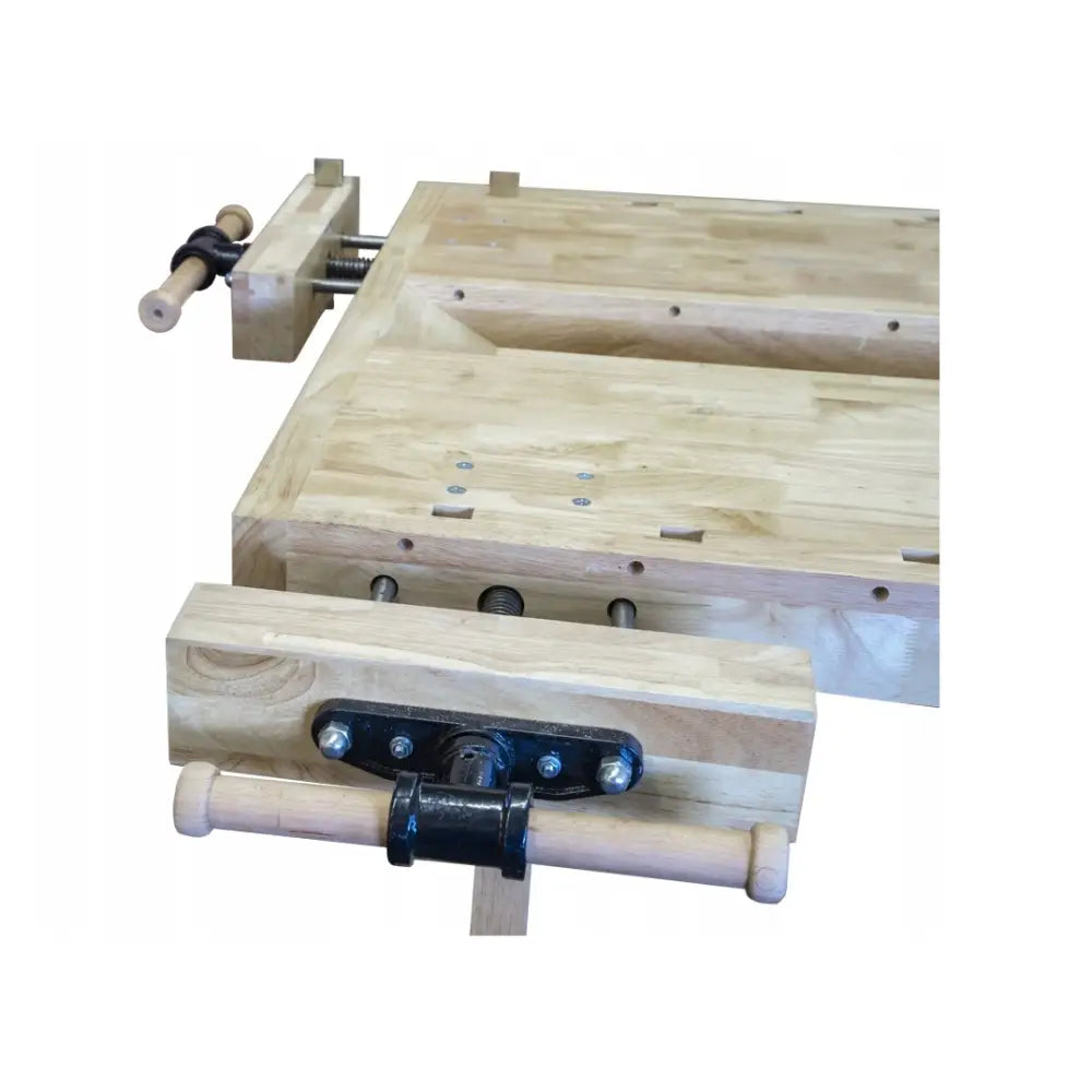 Snekkerbenk dobbel arbeidsstasjon i lyst tre, skrå vinkel med trestikker, metallskruer og synlige treplugger.