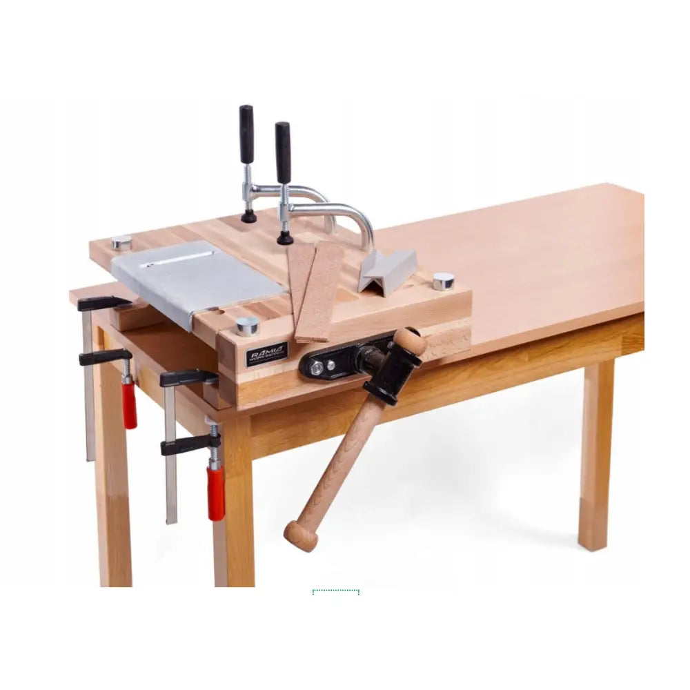 Snekkerbenk Mini Høvelbenk i lyst tre, skrå forfra med tvinger, treklosser og trehammer på siden.