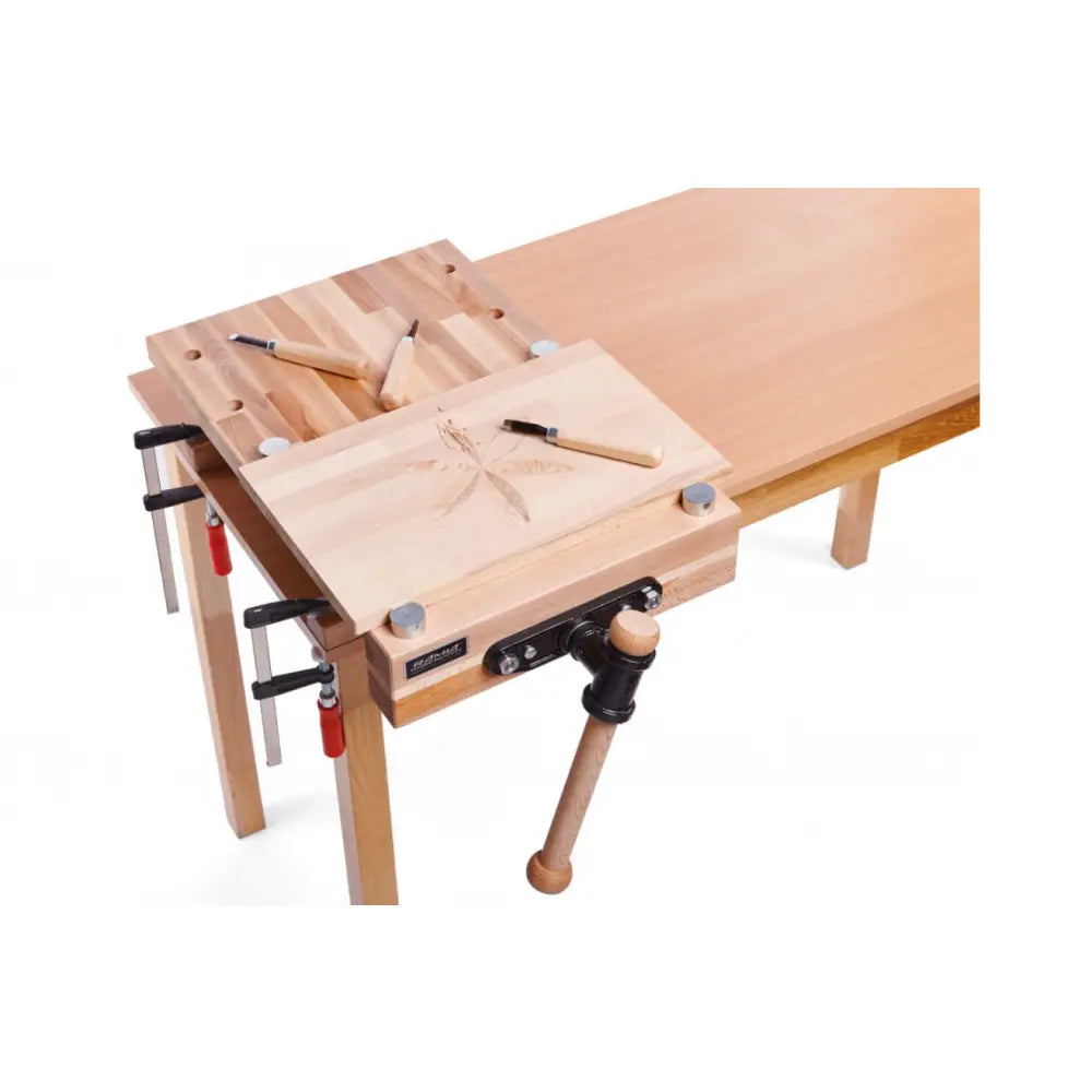 Snekkerbenk Mini, skråvisning med tvinger, dreibar skrustikke og utskjæringsverktøy på arbeidsflaten.