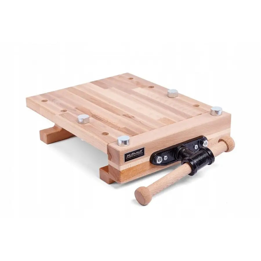 Snekkerbenk Mini Høvelbenk, frontvinkel som fremhever metallskruer og trehåndtak på kortsiden.