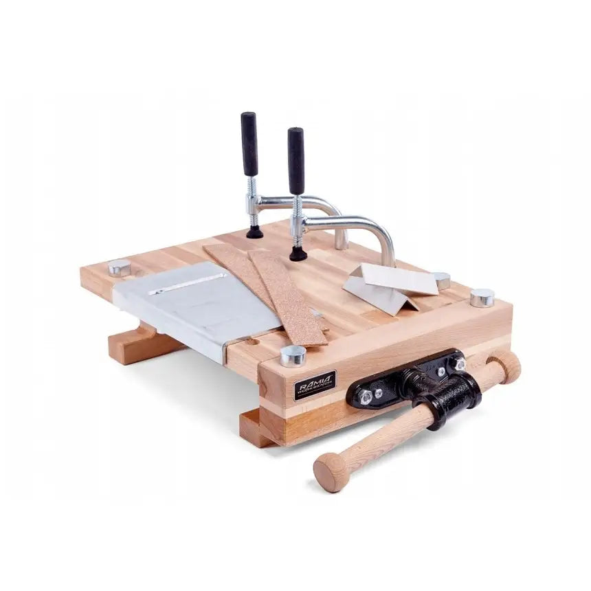 Snekkerbenk Mini, skråvisning som fremhever metallskruestikke, håndtak og materialer på arbeidsflaten.