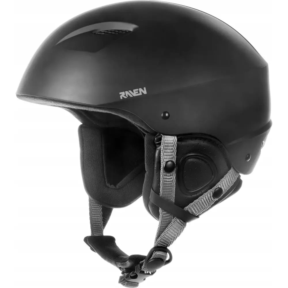 Snowboardhjelm Raven Pursuit i sort, sidevisning med grå stropper, polstrede ørebeskyttere og ventilasjon.