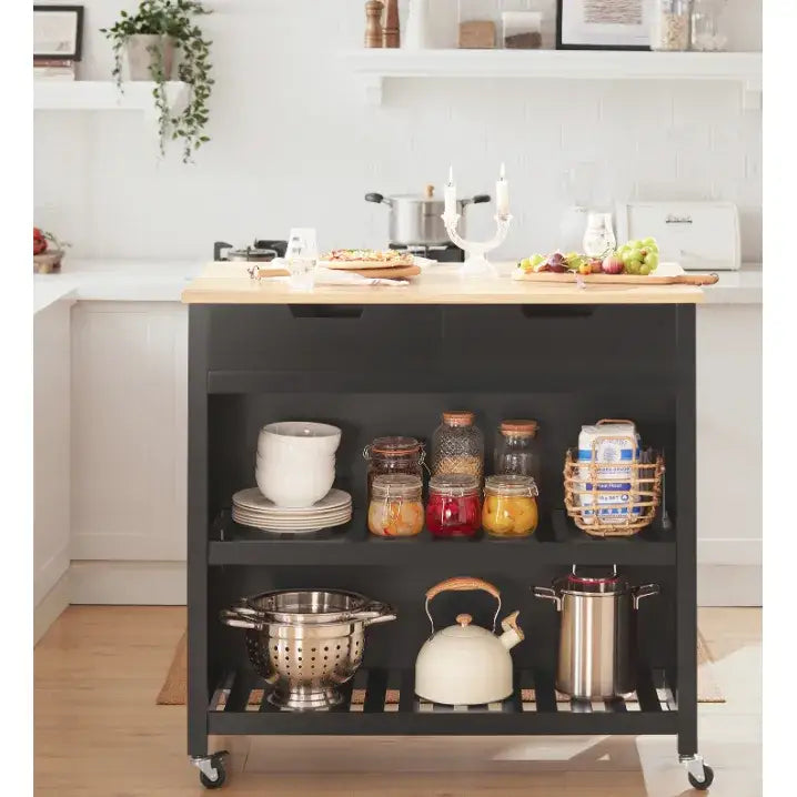 Sobuy kjøkkenøy med svart base og lys treplate, åpne hyller fylt med kjøkkenutstyr i lyst miljø.