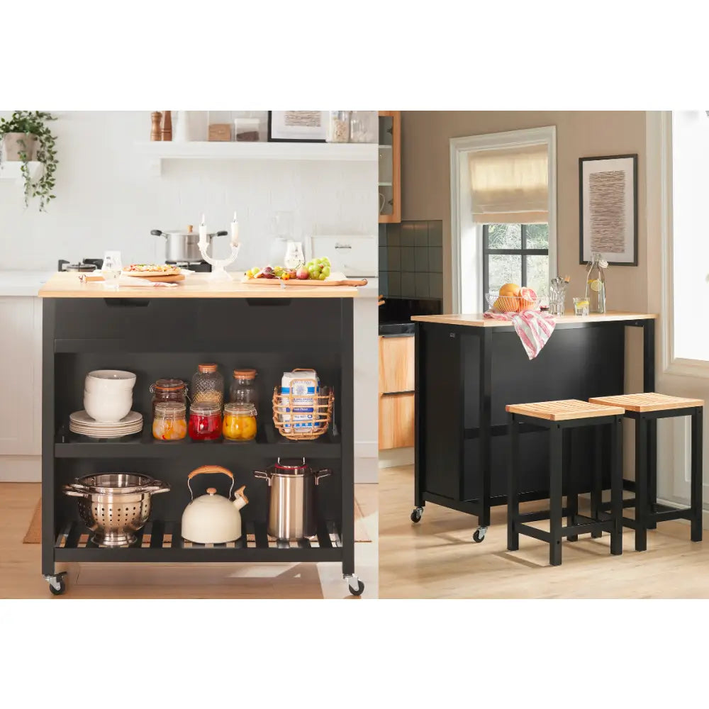 Sobuy kjøkkenøy med sort understell og lys treplate, vist med åpne hyller og to barkrakker i matchende farger.