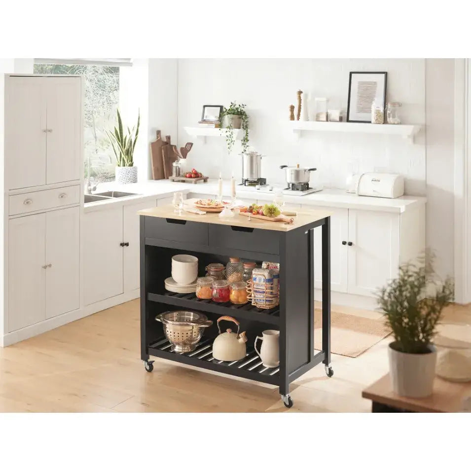 Sobuy kjøkkenøy med svart ramme, lys treplate og åpne hyller fylt med kjøkkenutstyr, sett skrått forfra.