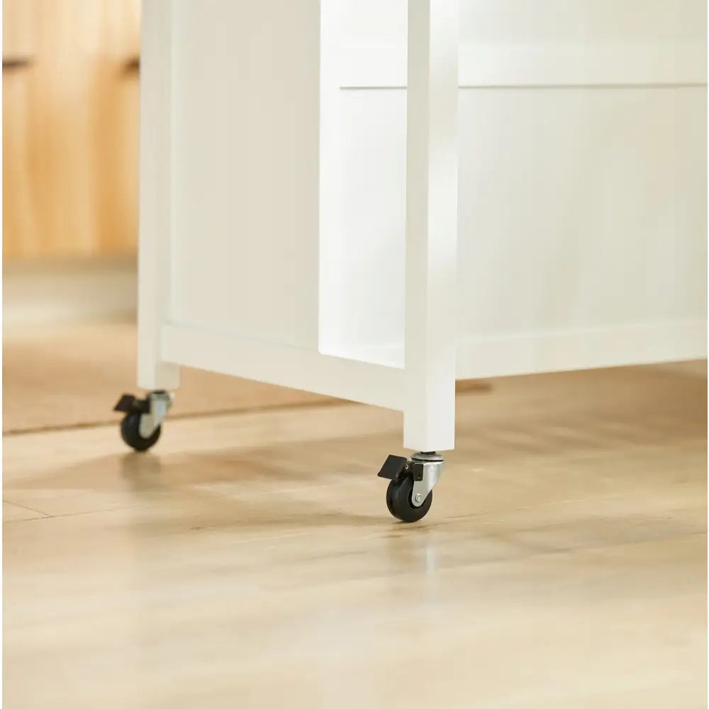 Sobuy kjøkkenøy med hvite hyller, sidevisning som fremhever hjul med bremse på lyst tregulv.