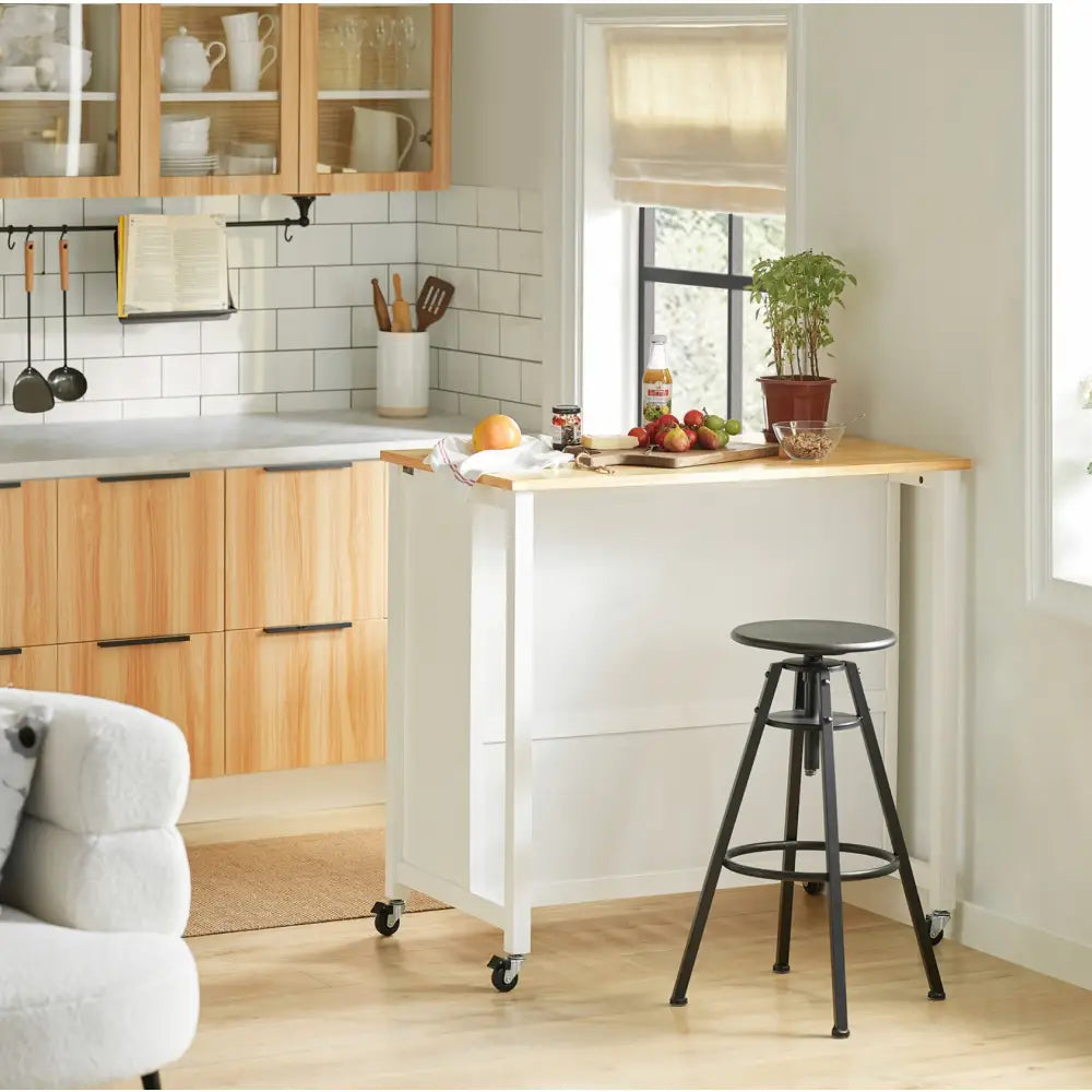 Sobuy kjøkkenøy med hvit base og lys trefarget topp, urter og mat på benken, sort barkrakk foran.