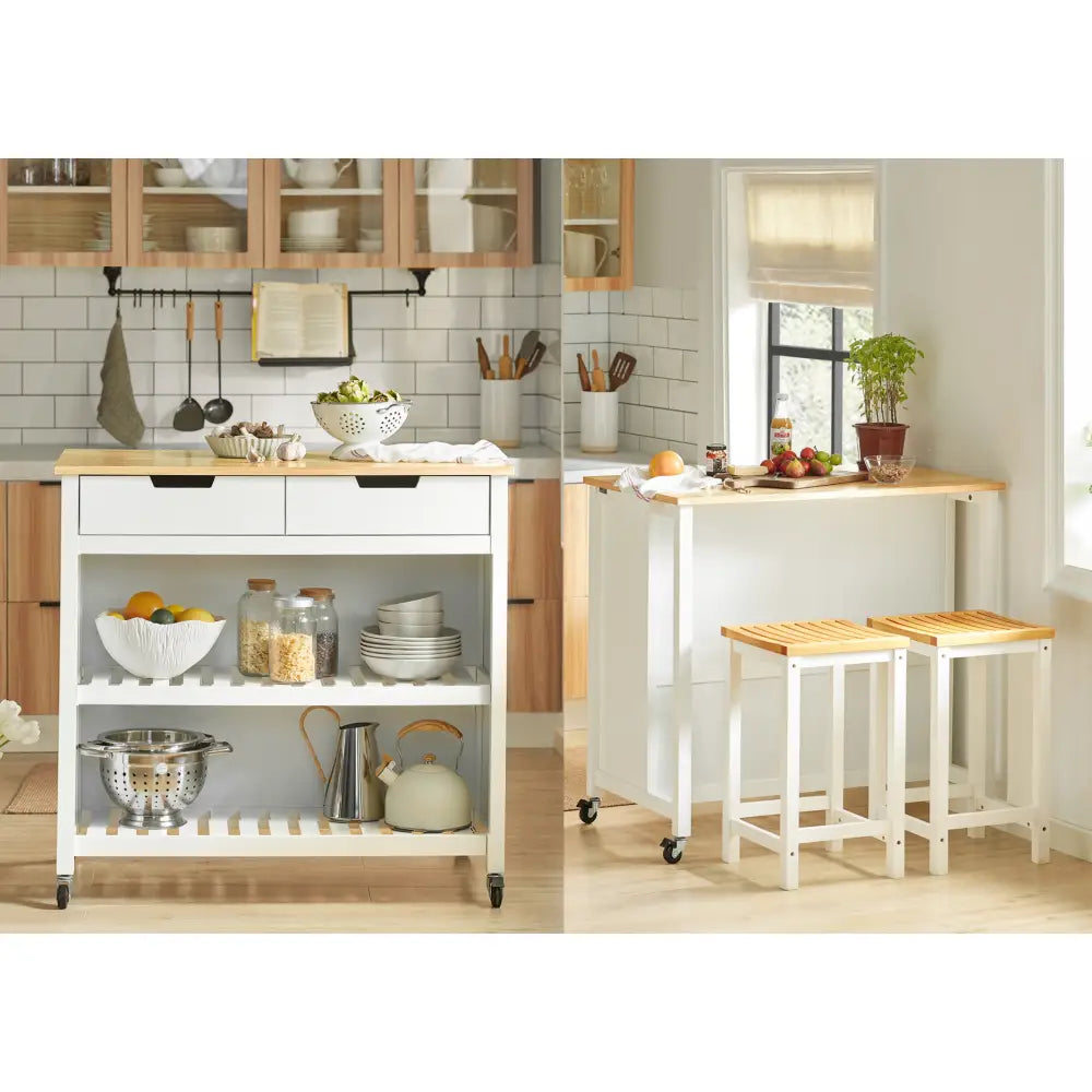 Sobuy kjøkkenøy med hvit base, lys treplate, to skuffer og hyller, vist med barkrakker i kjøkkenmiljø.