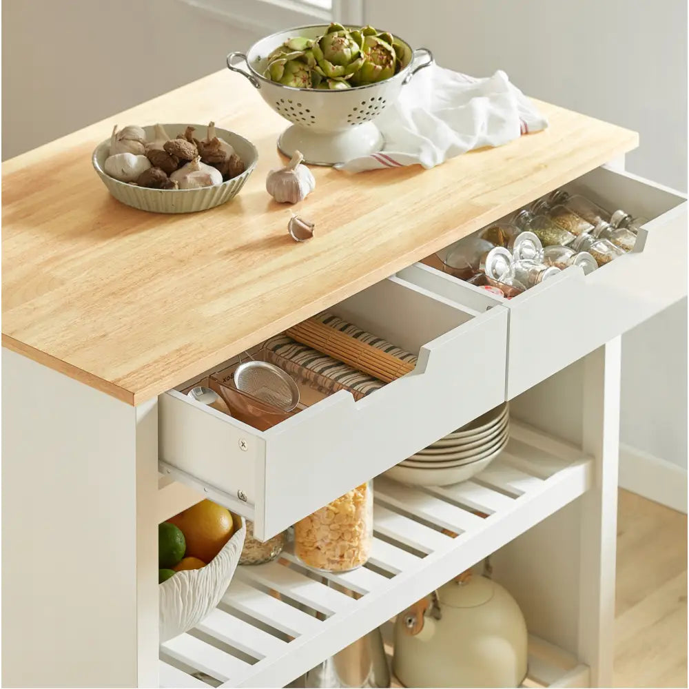 Sobuy kjøkkenøy på hjul, sett skrått ovenfra med åpne skuffer fylt med krydder og redskaper, grønnsaker på hylle.