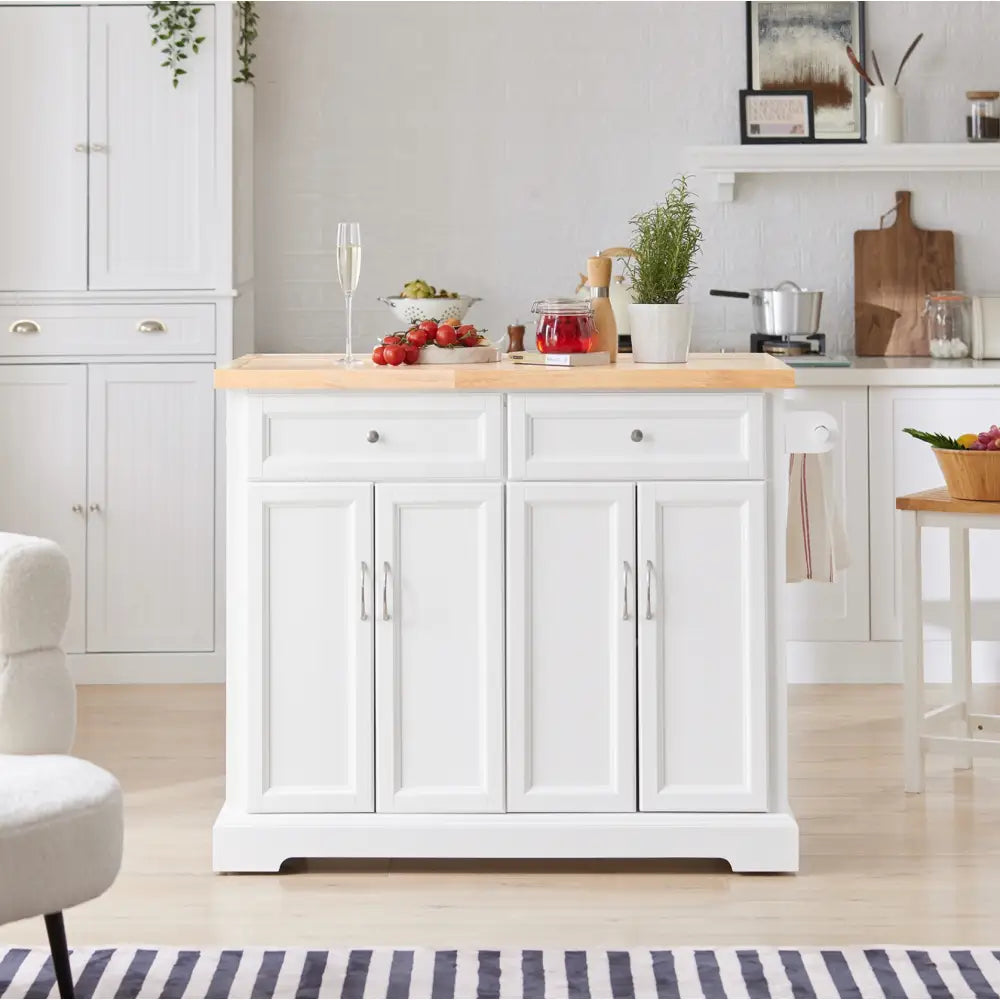 SoBuy kjøkkenøy i hvitt tre med lys benkeplate, skap, skuffer og håndkleholder, sett forfra i lyst kjøkken.