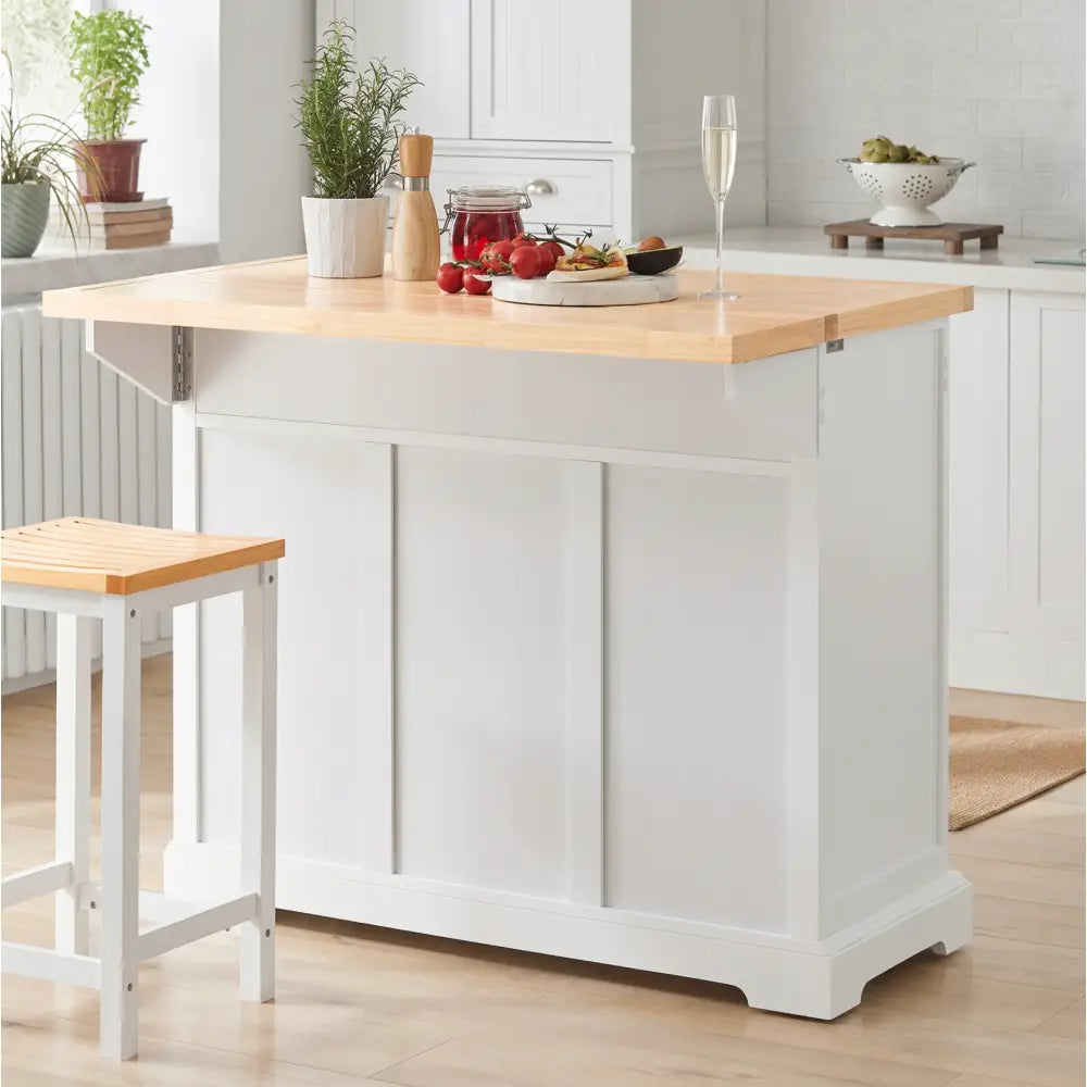 SoBuy kjøkkenøy med lys treplate, dekorert med urter og grønnsaker, sett fra skrå vinkel med trekrakk.