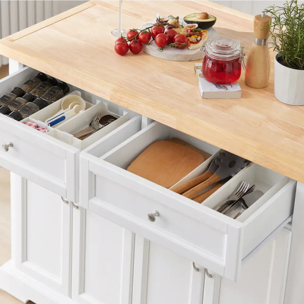SoBuy kjøkkenøy med lys treplate, åpne skuffer med bestikk og tomater på benken, sett i vinkel.