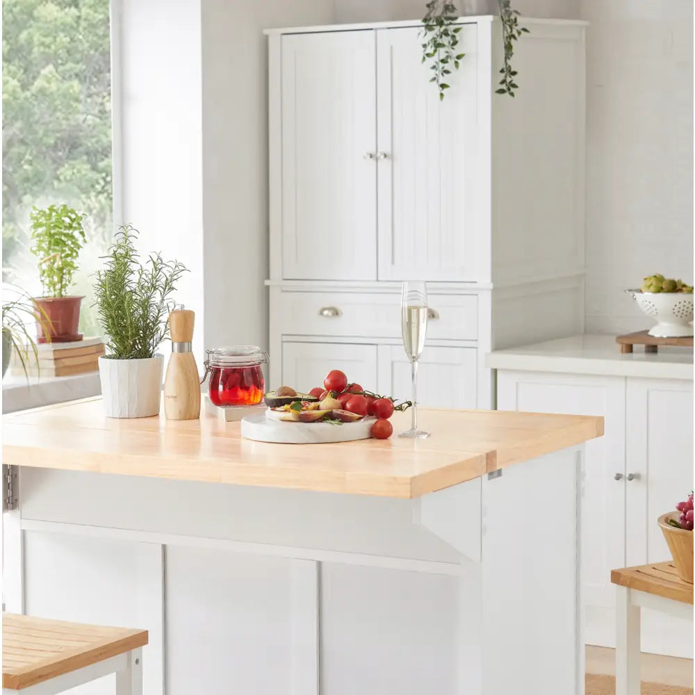 SoBuy kjøkkenøy med sammenleggbar bar bordplate på hjul, sidevisning med urter og serveringsfat på toppen.