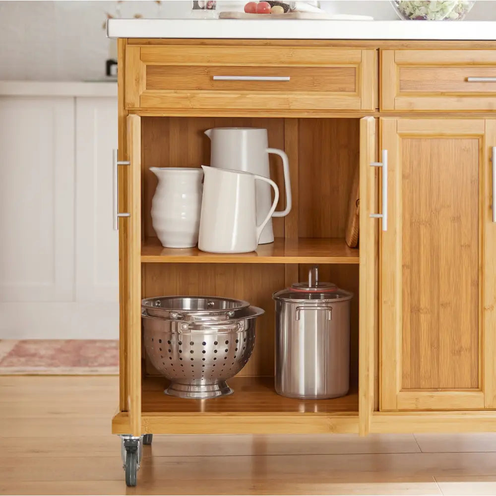 Sobuy kjøkkenøy i lyst tre, åpent skap med keramikkmugger, rustfri sil og metallboks i kjøkkenmiljø.