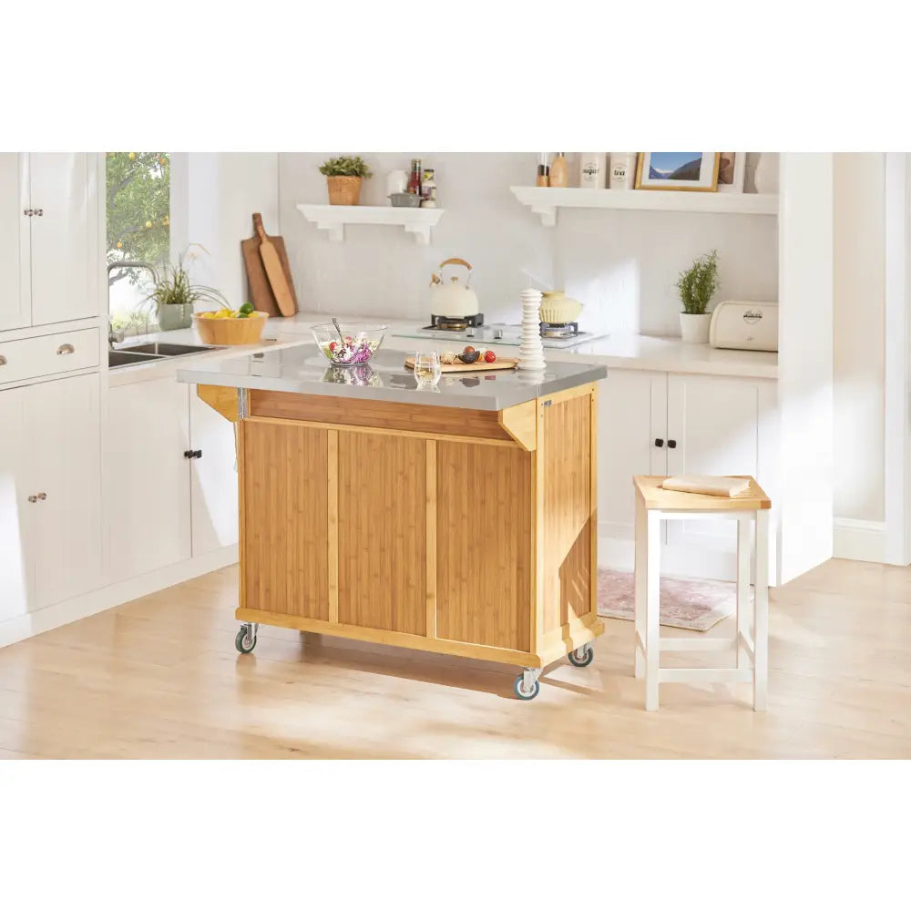 Sobuy kjøkkenøy i lyst tre med grå benkeplate, sett fra skrå vinkel i moderne kjøkkenmiljø.