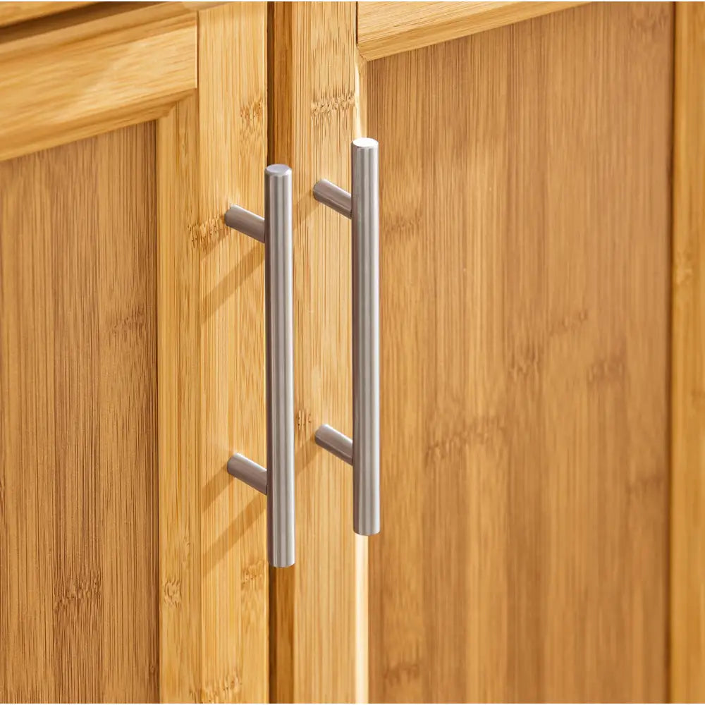 Sobuy kjøkkenøy med to skapdører i lyst tre og elegante, avlange sølvhåndtak i front.