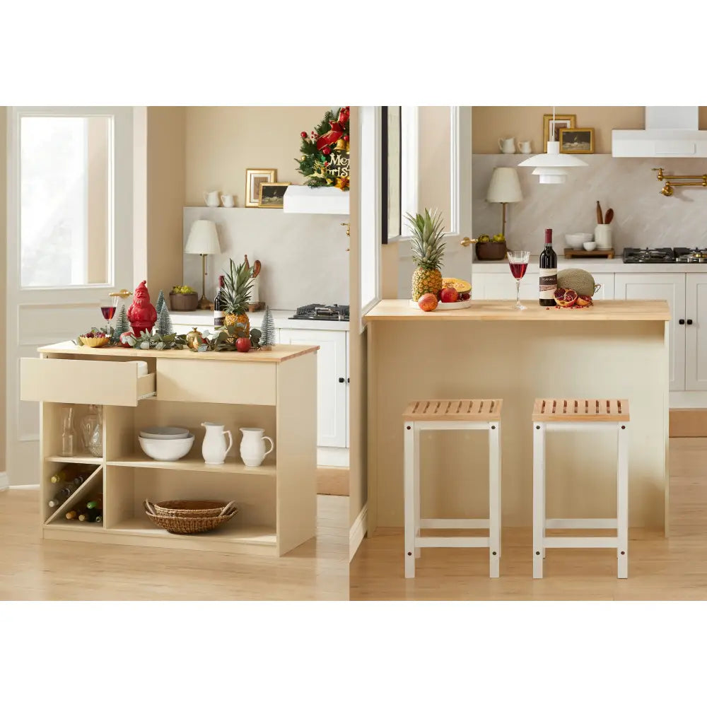 Sobuy kjøkkenøy med trebenkeplate, åpne hyller og skuff, to lyse krakker foran i et hjemlig kjøkken.